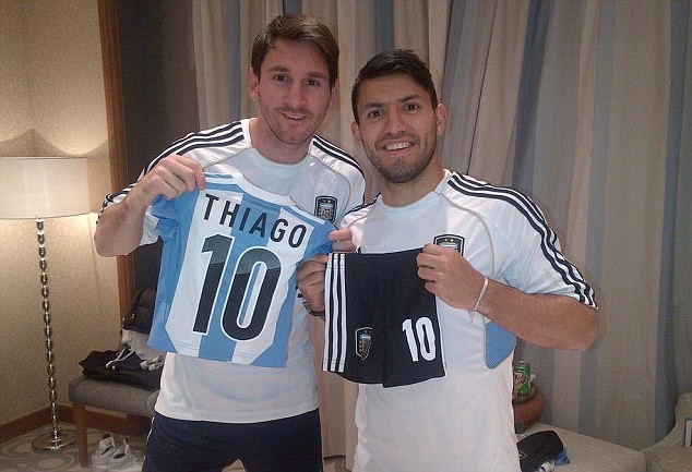 Người bạn thân của Messi là Aguero đã tặng Thiago một bộ trang phục thi đấu của tuyển Argentina.